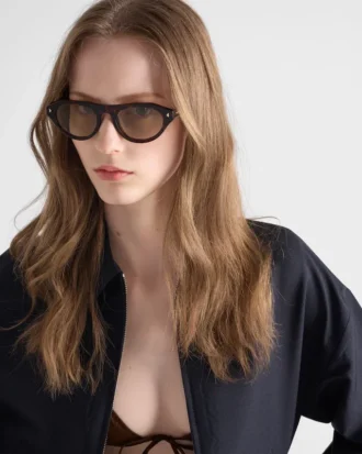 Okulary przeciwsłoneczne Prada z kultową metalową plakietką