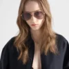 Okulary przeciwsłoneczne Prada z kultową metalową plakietką Okulary przeciwsłoneczne Prada z kultową metalową plakietką