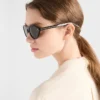 Okulary przeciwsłoneczne Prada z kultową metalową plakietką Okulary przeciwsłoneczne Prada z kultową metalową plakietką
