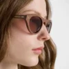 Okulary przeciwsłoneczne Prada z kultową metalową plakietką Okulary przeciwsłoneczne Prada z kultową metalową plakietką