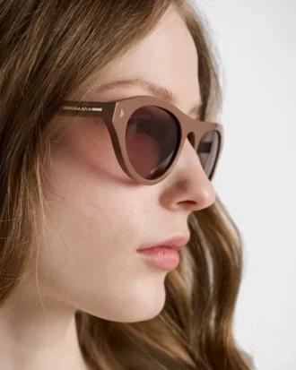 Okulary przeciwsłoneczne Prada z kultową metalową plakietką
