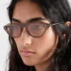 Okulary przeciwsłoneczne Prada z kultową metalową plakietką Okulary przeciwsłoneczne Prada z kultową metalową plakietką