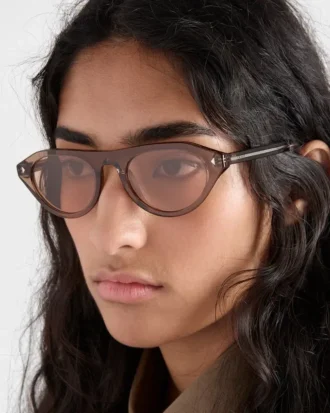 Okulary przeciwsłoneczne Prada z kultową metalową plakietką