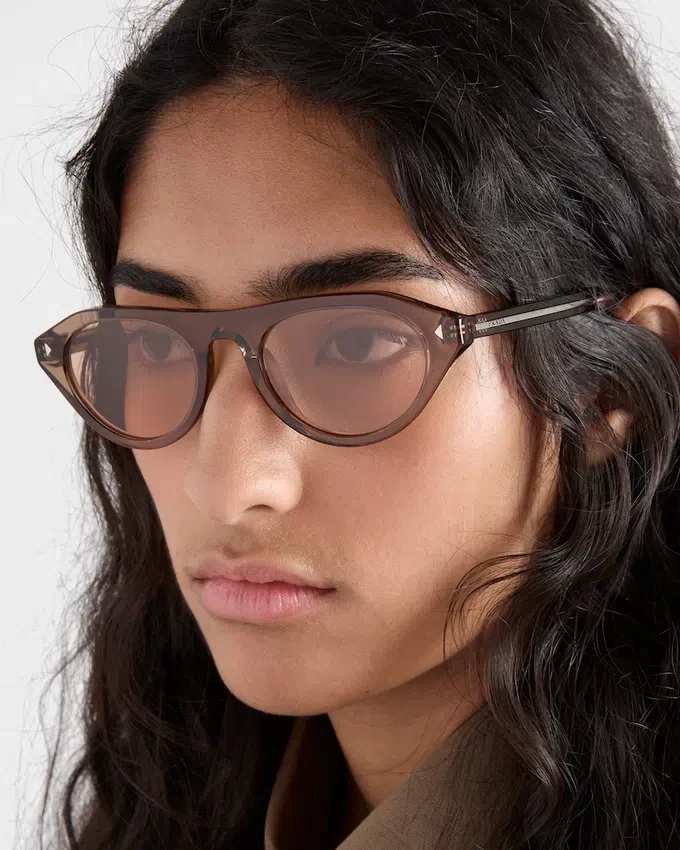 Okulary przeciwsłoneczne Prada z kultową metalową plakietką Okulary przeciwsłoneczne Prada z kultową metalową plakietką