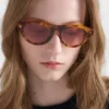 Okulary przeciwsłoneczne Prada z kultową metalową plakietką Okulary przeciwsłoneczne Prada z kultową metalową plakietką
