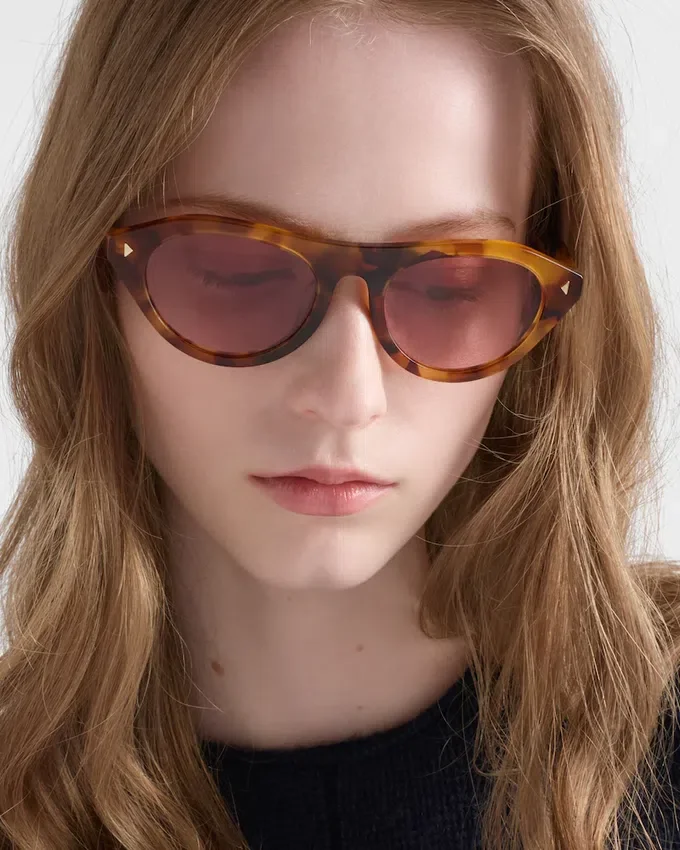 Okulary przeciwsłoneczne Prada z kultową metalową plakietką Okulary przeciwsłoneczne Prada z kultową metalową plakietką