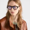 Okulary przeciwsłoneczne Prada z kultową metalową plakietką Okulary przeciwsłoneczne Prada z kultową metalową plakietką