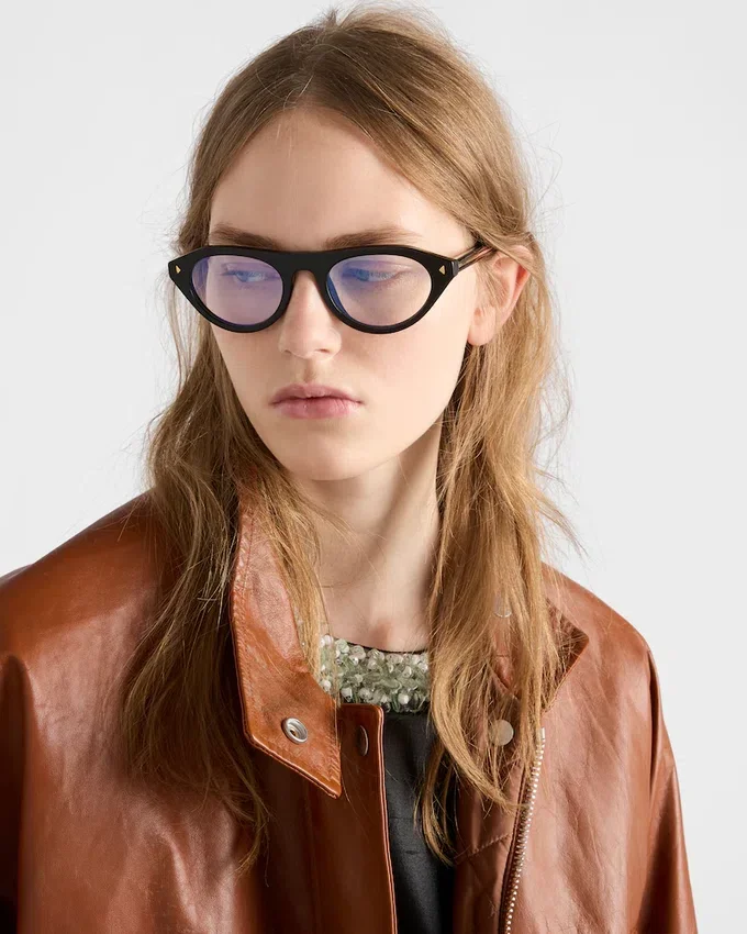 Okulary przeciwsłoneczne Prada z kultową metalową plakietką Okulary przeciwsłoneczne Prada z kultową metalową plakietką