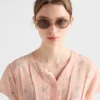 Okulary przeciwsłoneczne Prada z kultową metalową plakietką Okulary przeciwsłoneczne Prada z kultową metalową plakietką