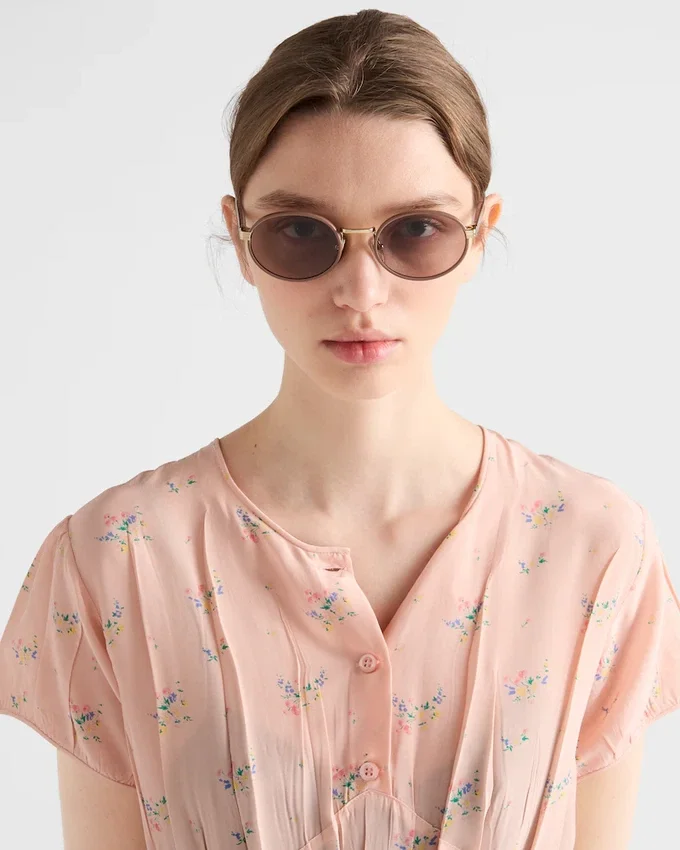 Okulary przeciwsłoneczne Prada z kultową metalową plakietką Okulary przeciwsłoneczne Prada z kultową metalową plakietką