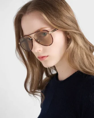 Okulary przeciwsłoneczne Prada z kultową metalową plakietką