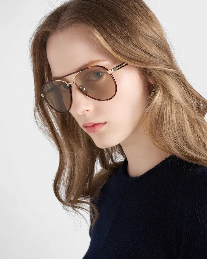 Okulary przeciwsłoneczne Prada z kultową metalową plakietką Okulary przeciwsłoneczne Prada z kultową metalową plakietką