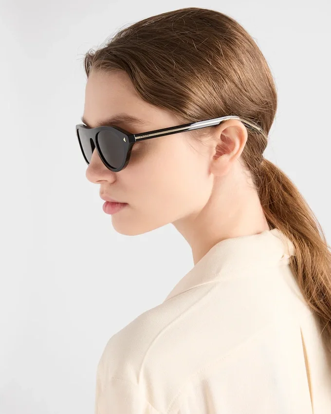 Okulary przeciwsłoneczne Prada z kultową metalową plakietką Okulary przeciwsłoneczne Prada z kultową metalową plakietką