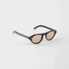 Okulary przeciwsłoneczne Prada z kultową metalową plakietką Okulary przeciwsłoneczne Prada z kultową metalową plakietką
