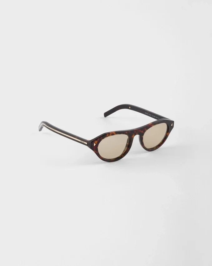 Okulary przeciwsłoneczne Prada z kultową metalową plakietką Okulary przeciwsłoneczne Prada z kultową metalową plakietką