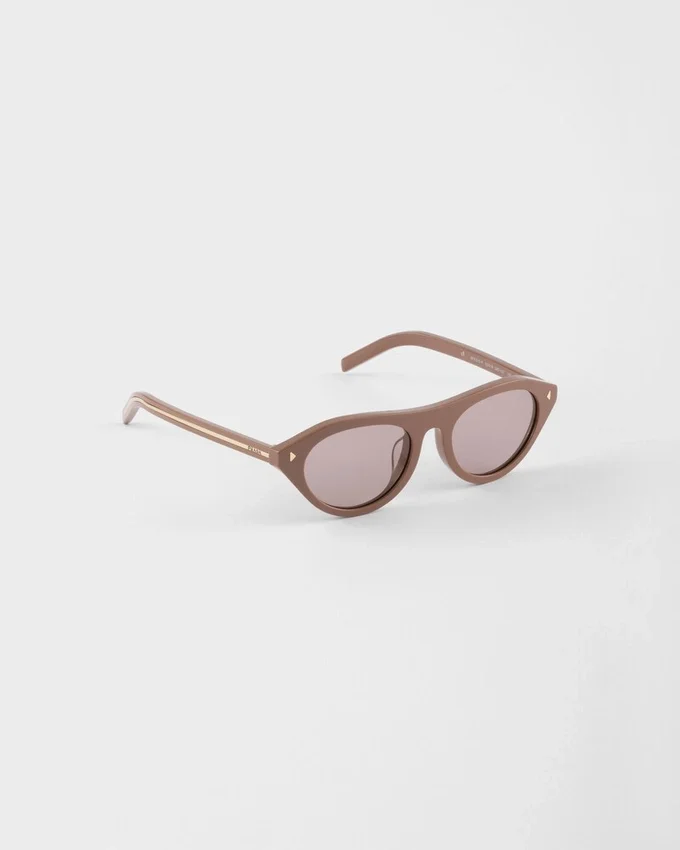 Okulary przeciwsłoneczne Prada z kultową metalową plakietką Okulary przeciwsłoneczne Prada z kultową metalową plakietką