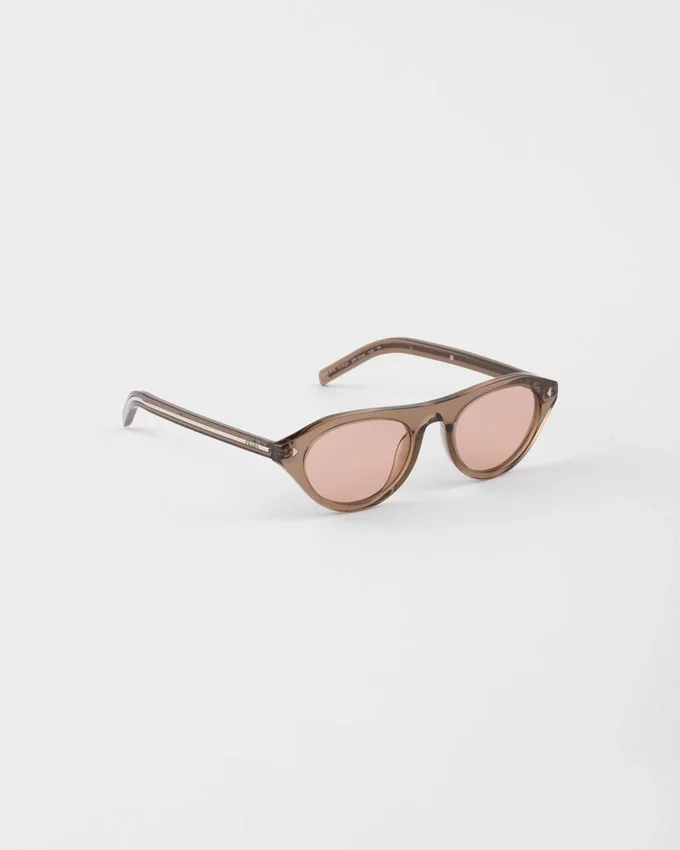 Okulary przeciwsłoneczne Prada z kultową metalową plakietką Okulary przeciwsłoneczne Prada z kultową metalową plakietką
