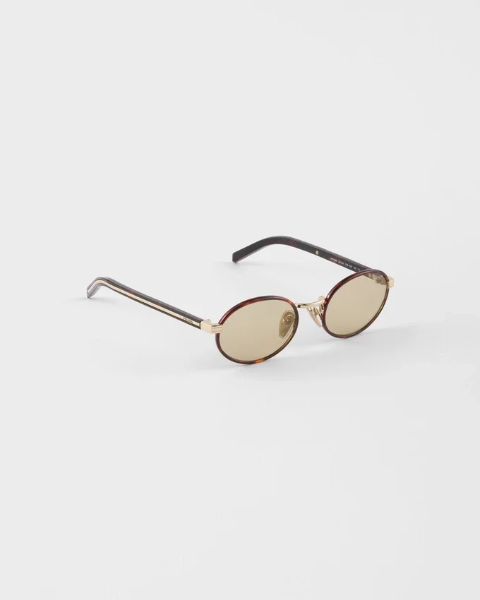 Okulary przeciwsłoneczne Prada z kultową metalową plakietką Okulary przeciwsłoneczne Prada z kultową metalową plakietką