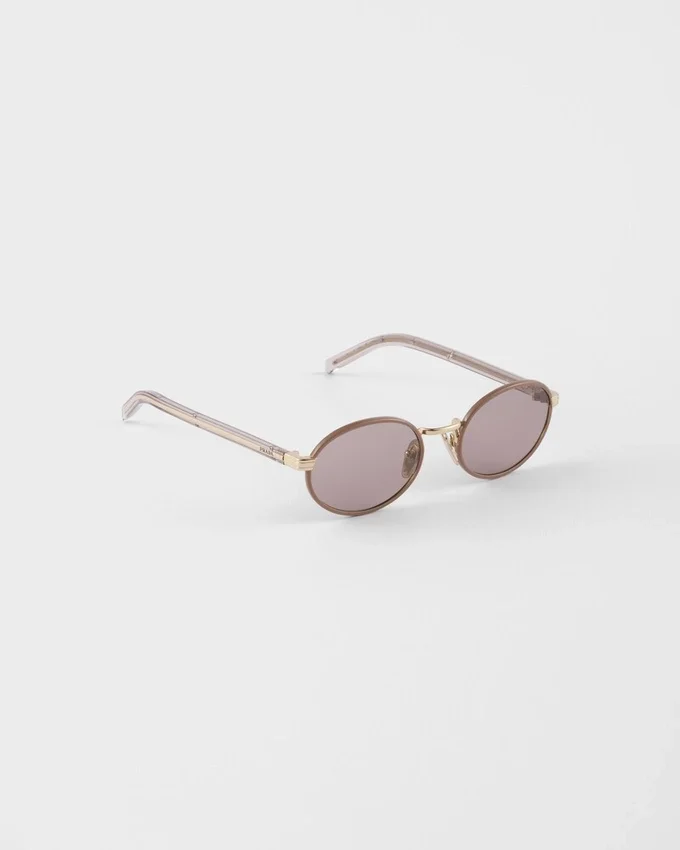 Okulary przeciwsłoneczne Prada z kultową metalową plakietką Okulary przeciwsłoneczne Prada z kultową metalową plakietką