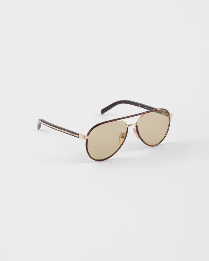 Okulary przeciwsłoneczne Prada z kultową metalową plakietką Okulary przeciwsłoneczne Prada z kultową metalową plakietką
