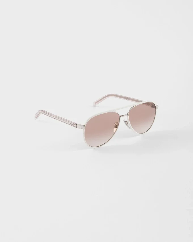 Okulary przeciwsłoneczne Prada z kultową metalową plakietką Okulary przeciwsłoneczne Prada z kultową metalową plakietką