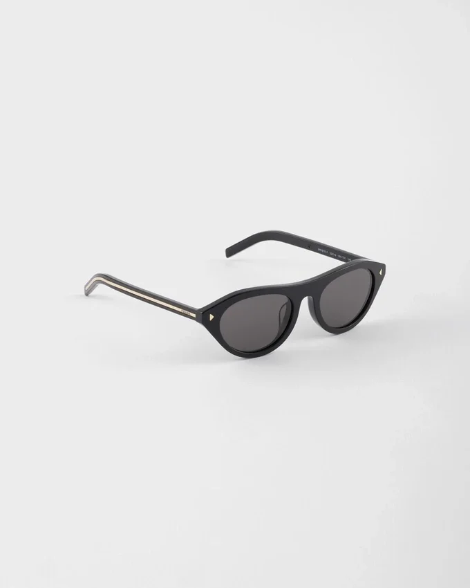 Okulary przeciwsłoneczne Prada z kultową metalową plakietką Okulary przeciwsłoneczne Prada z kultową metalową plakietką