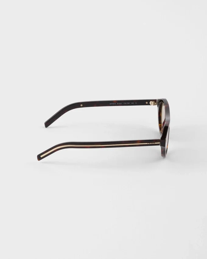 Okulary przeciwsłoneczne Prada z kultową metalową plakietką Okulary przeciwsłoneczne Prada z kultową metalową plakietką