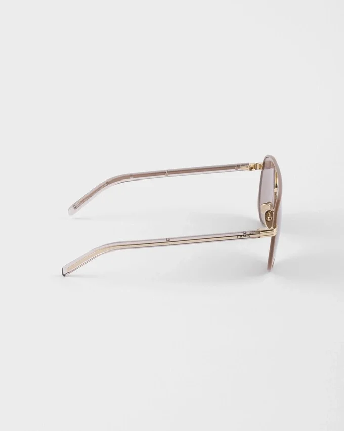 Okulary przeciwsłoneczne Prada z kultową metalową plakietką Okulary przeciwsłoneczne Prada z kultową metalową plakietką