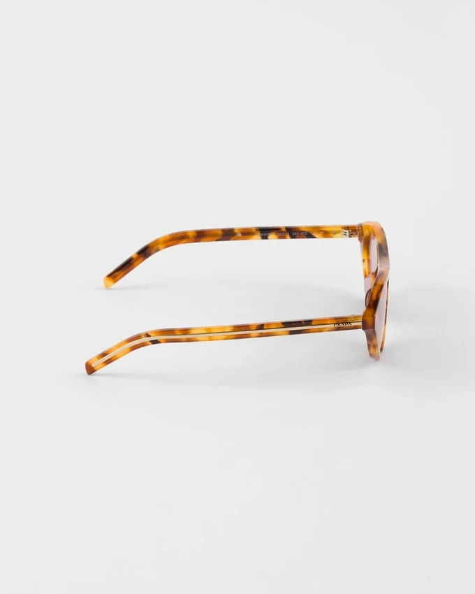 Okulary przeciwsłoneczne Prada z kultową metalową plakietką Okulary przeciwsłoneczne Prada z kultową metalową plakietką