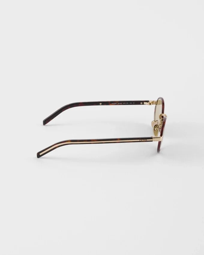 Okulary przeciwsłoneczne Prada z kultową metalową plakietką Okulary przeciwsłoneczne Prada z kultową metalową plakietką