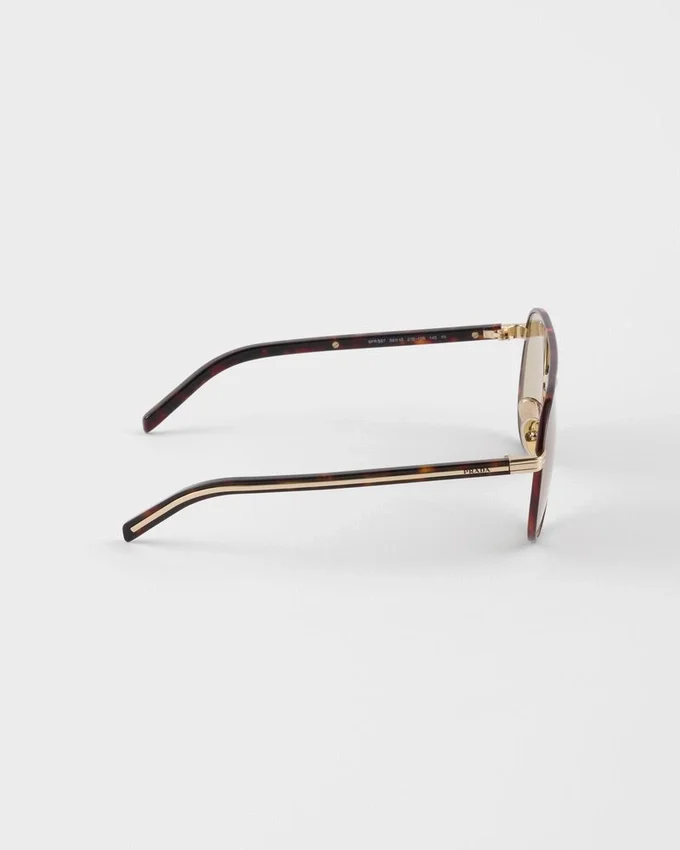 Okulary przeciwsłoneczne Prada z kultową metalową plakietką Okulary przeciwsłoneczne Prada z kultową metalową plakietką
