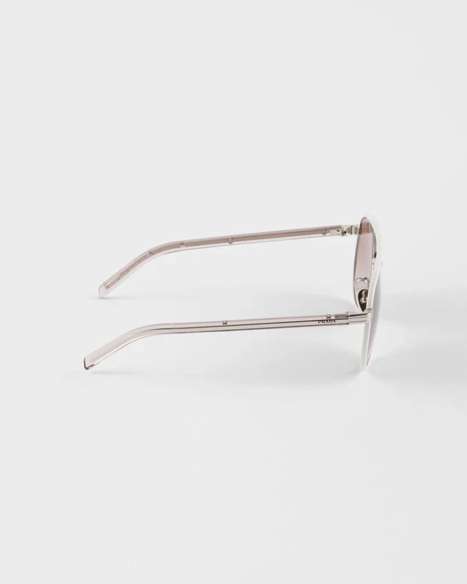 Okulary przeciwsłoneczne Prada z kultową metalową plakietką Okulary przeciwsłoneczne Prada z kultową metalową plakietką
