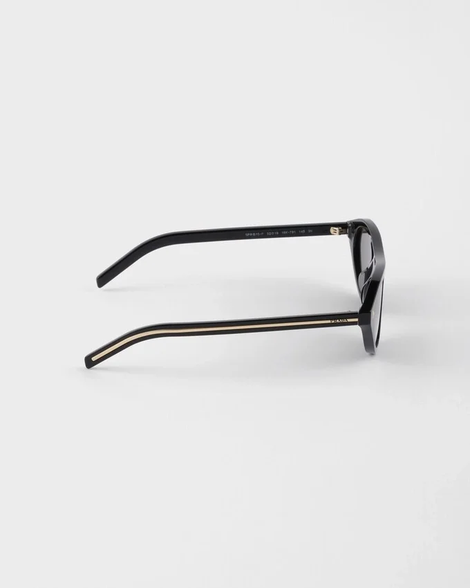 Okulary przeciwsłoneczne Prada z kultową metalową plakietką Okulary przeciwsłoneczne Prada z kultową metalową plakietką