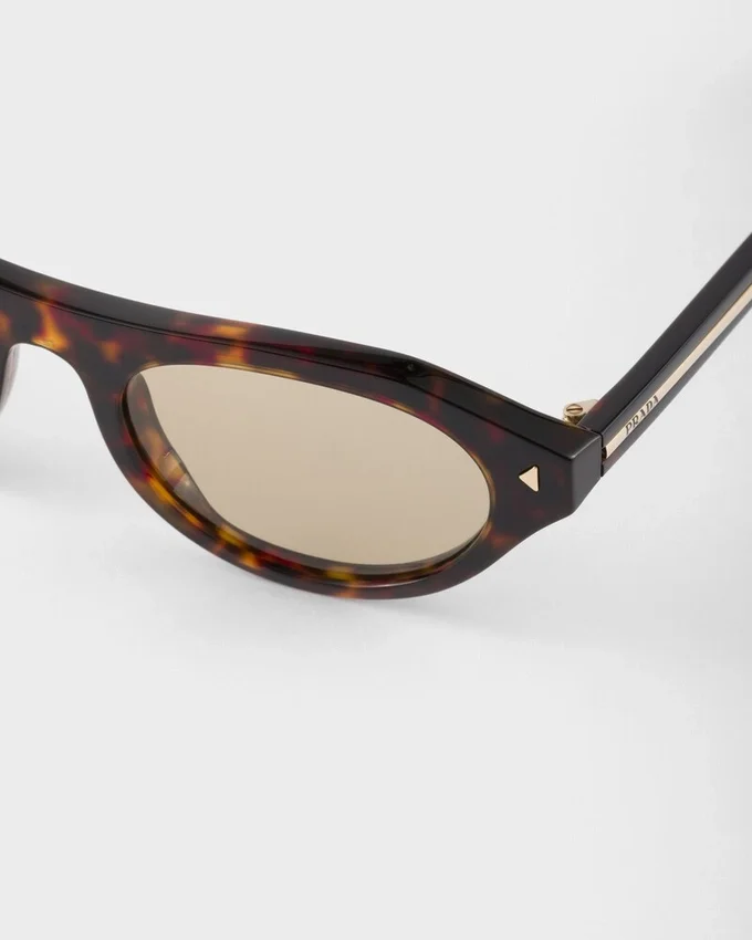Okulary przeciwsłoneczne Prada z kultową metalową plakietką Okulary przeciwsłoneczne Prada z kultową metalową plakietką