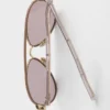 Okulary przeciwsłoneczne Prada z kultową metalową plakietką Okulary przeciwsłoneczne Prada z kultową metalową plakietką