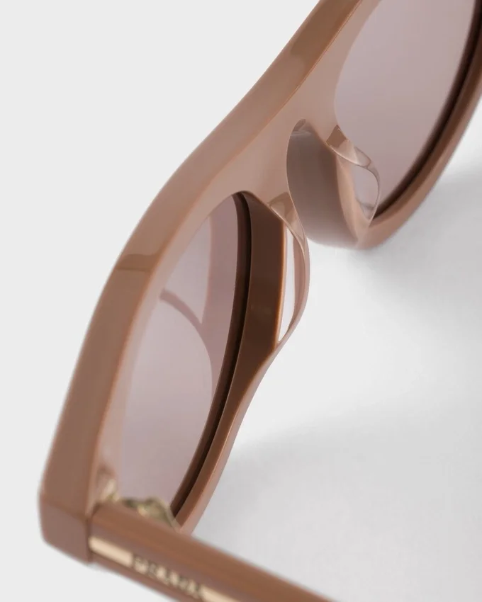 Okulary przeciwsłoneczne Prada z kultową metalową plakietką Okulary przeciwsłoneczne Prada z kultową metalową plakietką