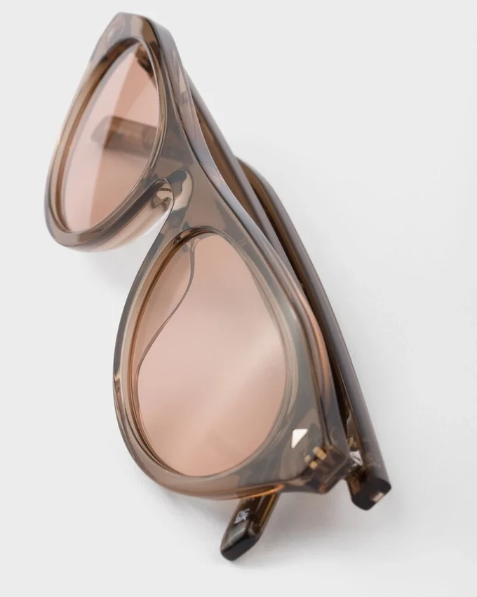 Okulary przeciwsłoneczne Prada z kultową metalową plakietką Okulary przeciwsłoneczne Prada z kultową metalową plakietką
