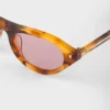 Okulary przeciwsłoneczne Prada z kultową metalową plakietką Okulary przeciwsłoneczne Prada z kultową metalową plakietką