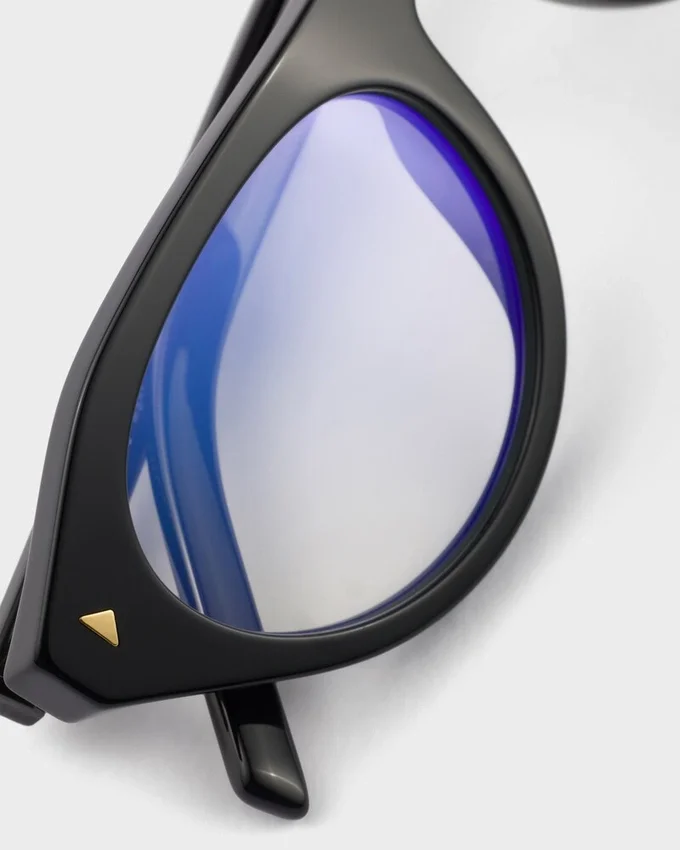 Okulary przeciwsłoneczne Prada z kultową metalową plakietką Okulary przeciwsłoneczne Prada z kultową metalową plakietką
