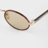 Okulary przeciwsłoneczne Prada z kultową metalową plakietką Okulary przeciwsłoneczne Prada z kultową metalową plakietką