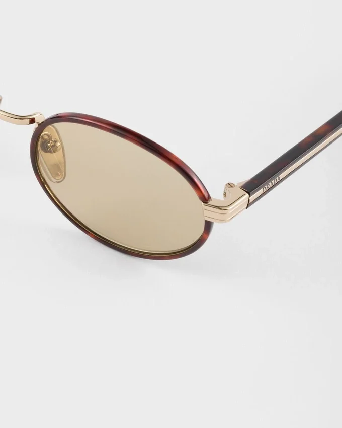 Okulary przeciwsłoneczne Prada z kultową metalową plakietką Okulary przeciwsłoneczne Prada z kultową metalową plakietką