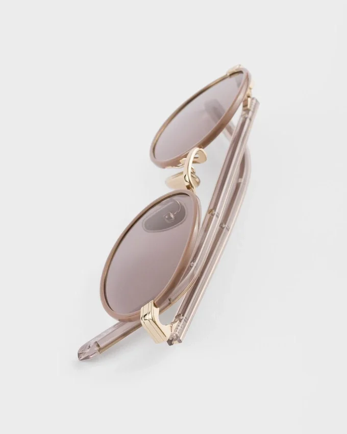Okulary przeciwsłoneczne Prada z kultową metalową plakietką Okulary przeciwsłoneczne Prada z kultową metalową plakietką