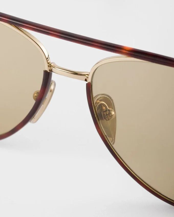 Okulary przeciwsłoneczne Prada z kultową metalową plakietką Okulary przeciwsłoneczne Prada z kultową metalową plakietką