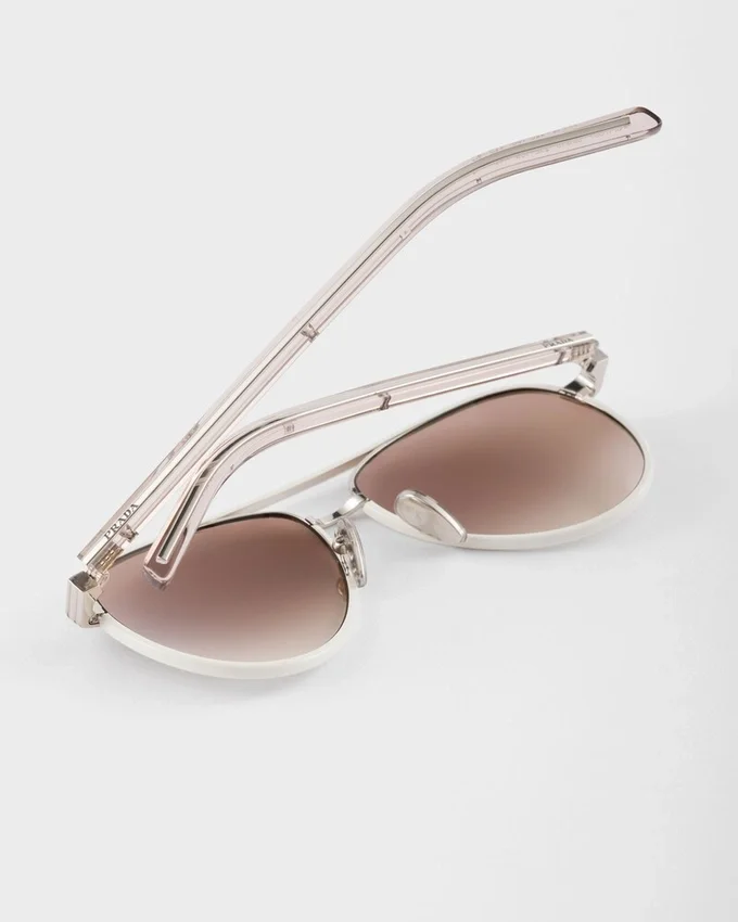Okulary przeciwsłoneczne Prada z kultową metalową plakietką Okulary przeciwsłoneczne Prada z kultową metalową plakietką