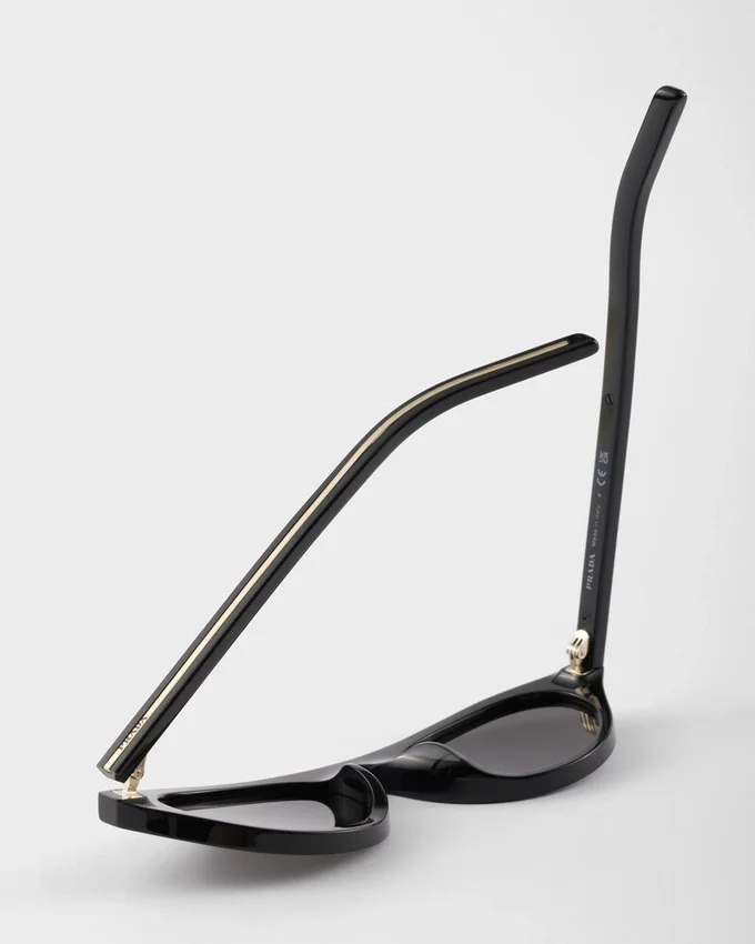 Okulary przeciwsłoneczne Prada z kultową metalową plakietką Okulary przeciwsłoneczne Prada z kultową metalową plakietką
