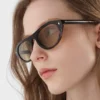 Okulary przeciwsłoneczne Prada z kultową metalową plakietką Okulary przeciwsłoneczne Prada z kultową metalową plakietką
