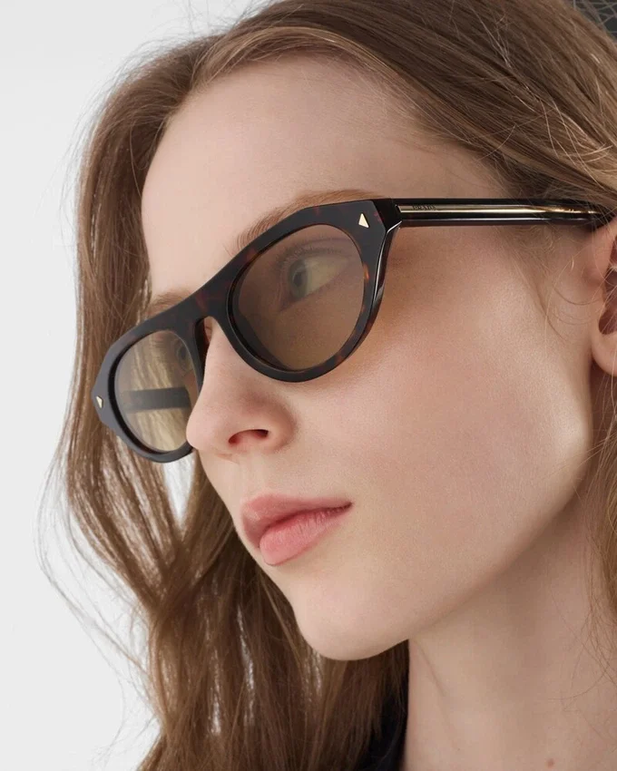 Okulary przeciwsłoneczne Prada z kultową metalową plakietką Okulary przeciwsłoneczne Prada z kultową metalową plakietką