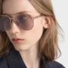 Okulary przeciwsłoneczne Prada z kultową metalową plakietką Okulary przeciwsłoneczne Prada z kultową metalową plakietką