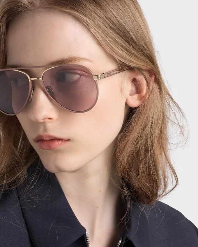 Okulary przeciwsłoneczne Prada z kultową metalową plakietką Okulary przeciwsłoneczne Prada z kultową metalową plakietką