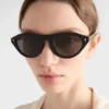 Okulary przeciwsłoneczne Prada z kultową metalową plakietką Okulary przeciwsłoneczne Prada z kultową metalową plakietką